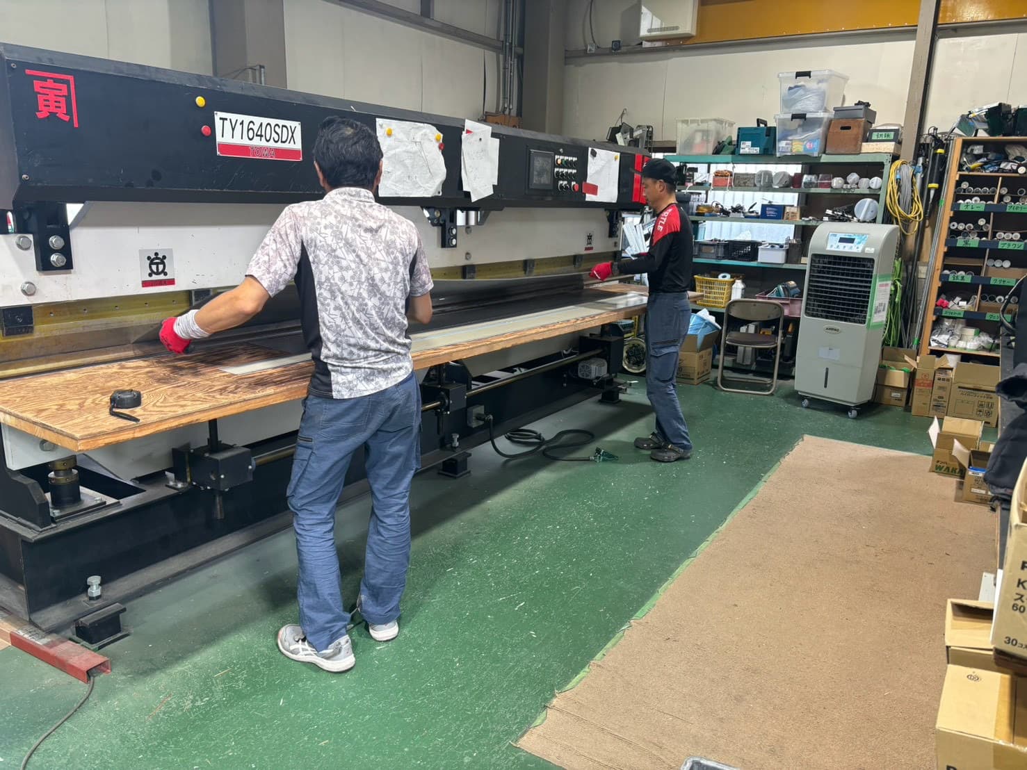自社工場で板金を加工するスタッフ