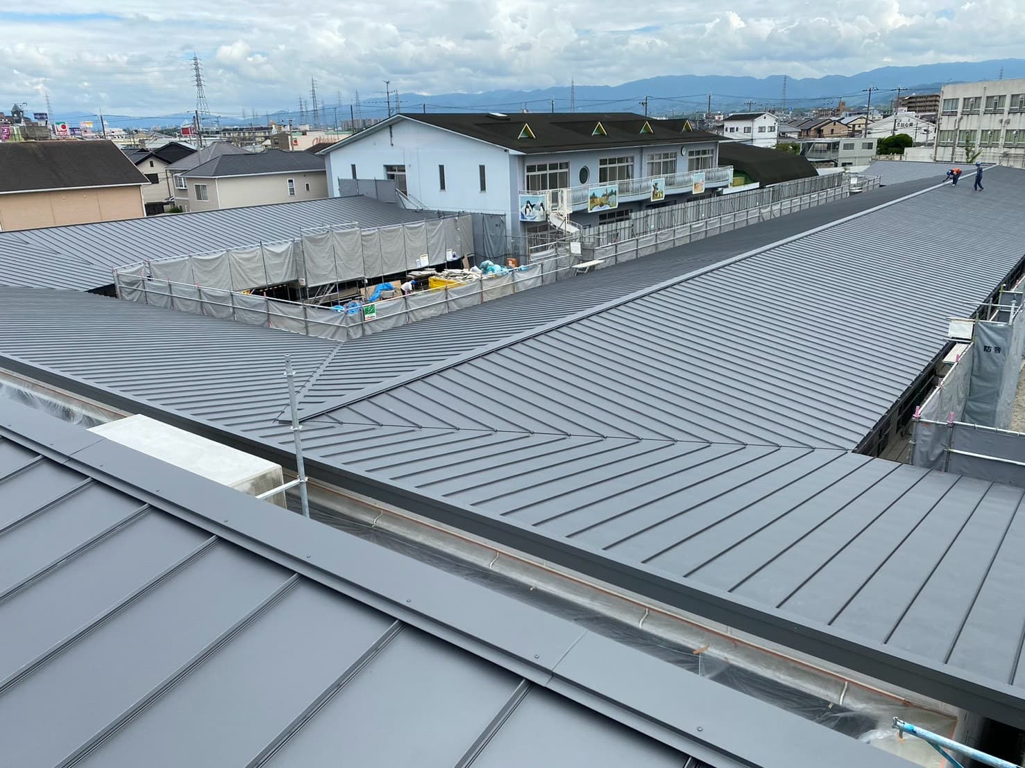 大規模金属屋根の改修の施工写真